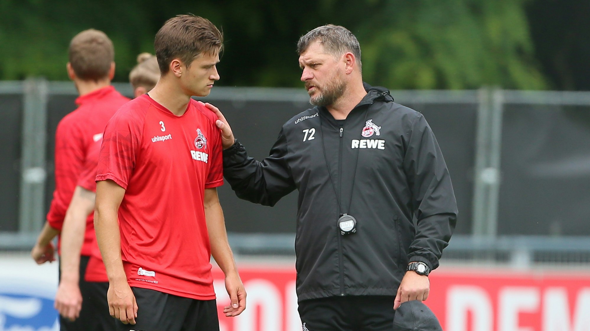 Noah Katterbach und Steffen Baumgart (1. FC Köln) unterhalten sich.