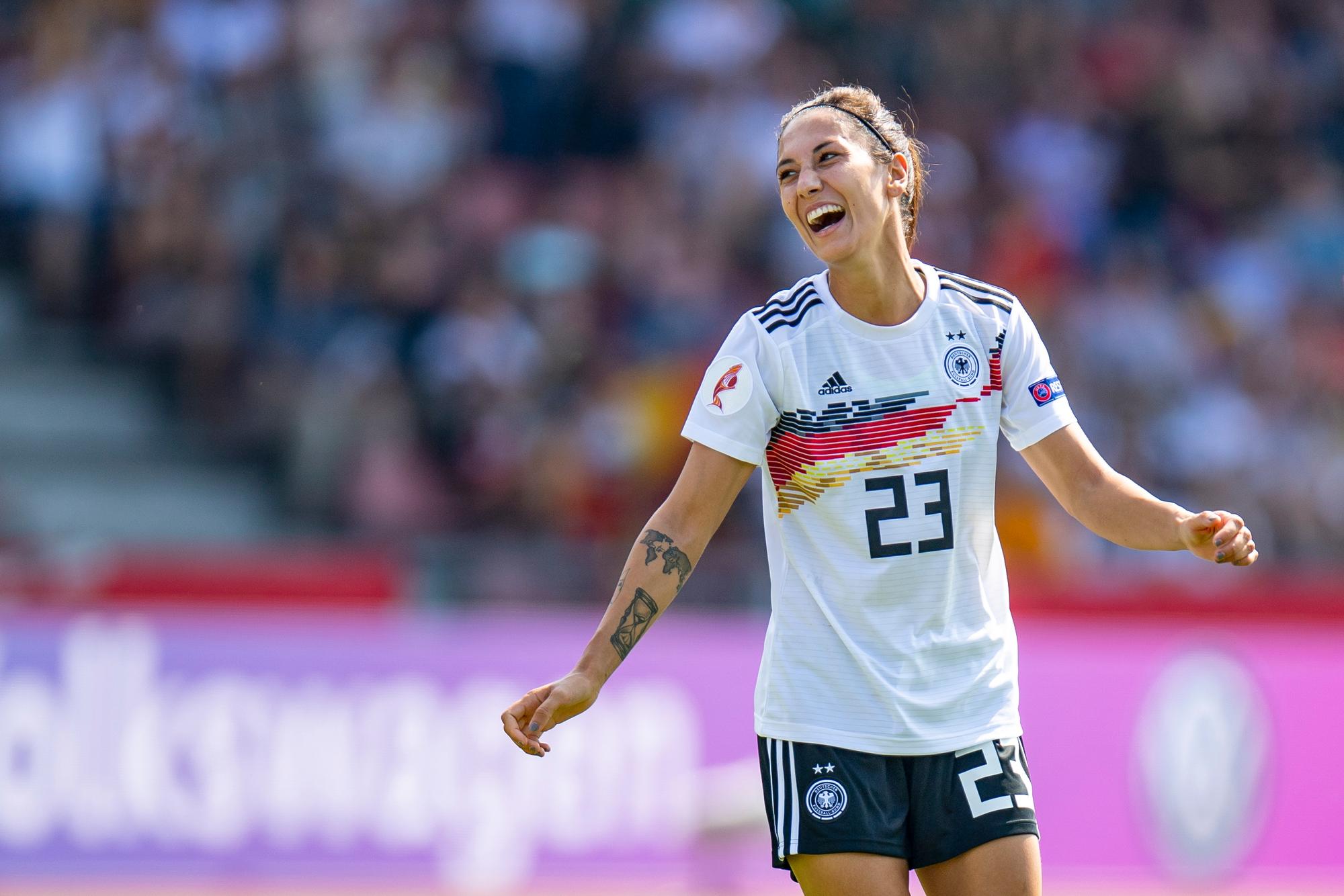 Fußball, Frauen: EM-Qualifikation, Deutschland - Montenegro, Gruppenphase, Gruppe I, 1. Spieltag: Deutschlands Sara Doorsoun lacht nach ihrem Tor zum 6:0.