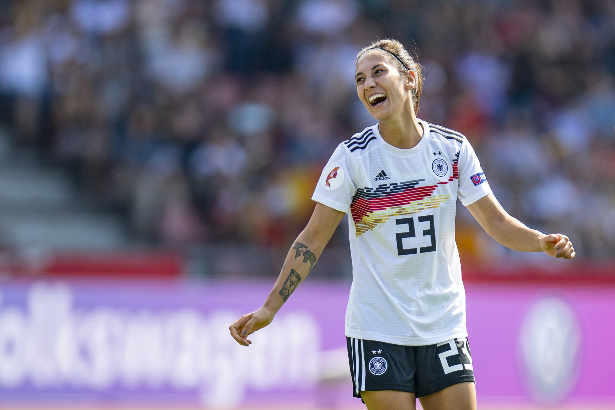 Fußball, Frauen: EM-Qualifikation, Deutschland - Montenegro, Gruppenphase, Gruppe I, 1. Spieltag: Deutschlands Sara Doorsoun lacht nach ihrem Tor zum 6:0.