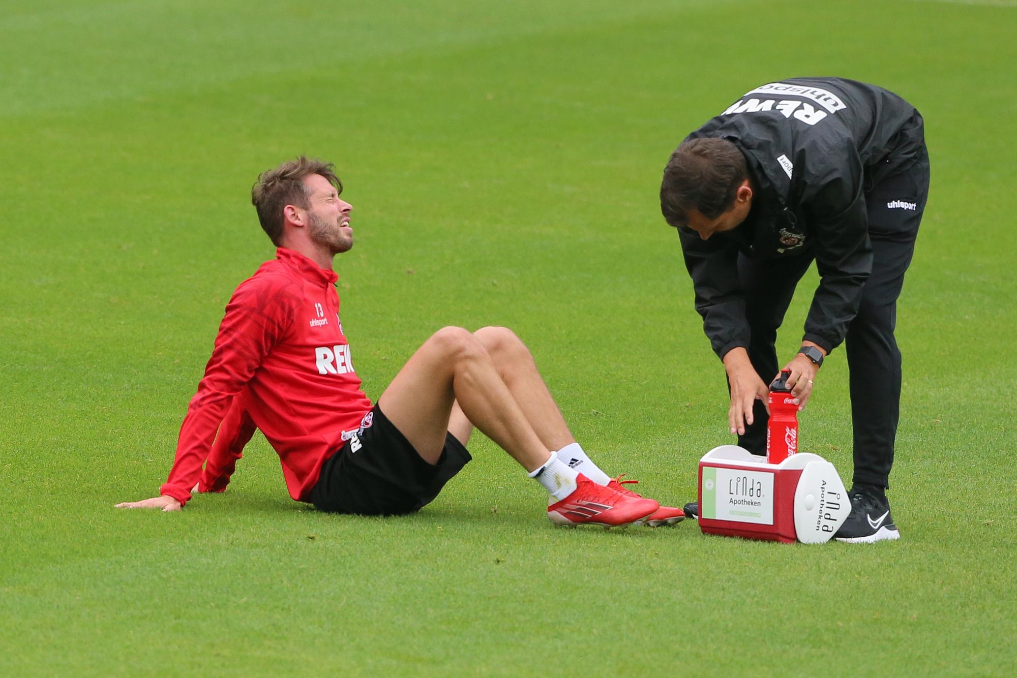 Mark Uth (1. FC Köln) wird im Training behandelt.
