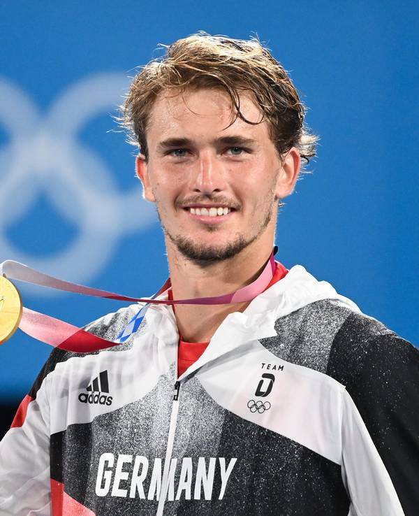 Alexander Zverev feiert mit seiner Goldmedaille bei den Olympischen Spielen in Tokio