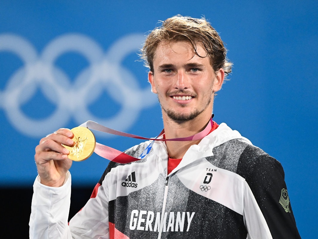 Alexander Zverev feiert mit seiner Goldmedaille bei den Olympischen Spielen in Tokio