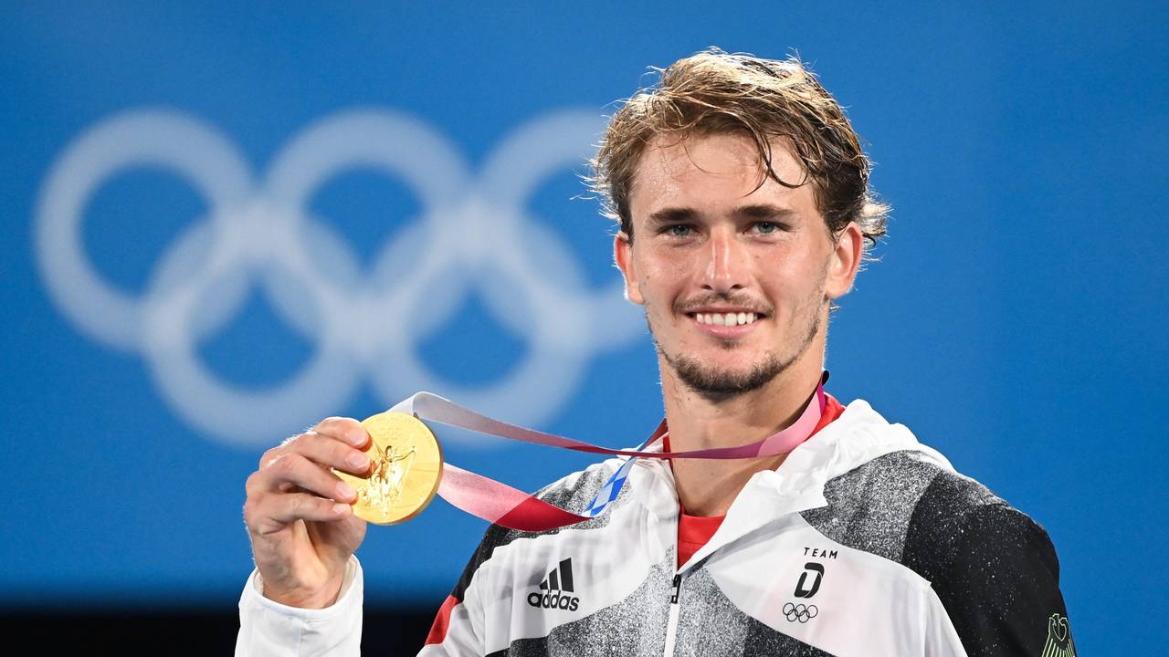 Alexander Zverev feiert mit seiner Goldmedaille bei den Olympischen Spielen in Tokio