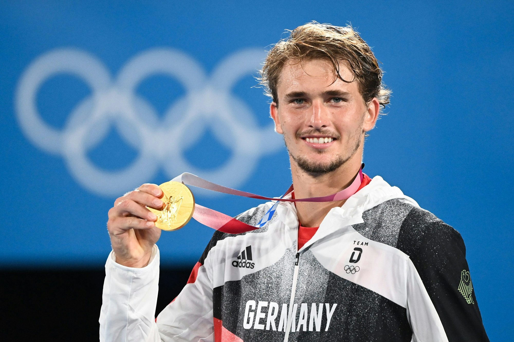 Alexander Zverev feiert mit seiner Goldmedaille bei den Olympischen Spielen in Tokio