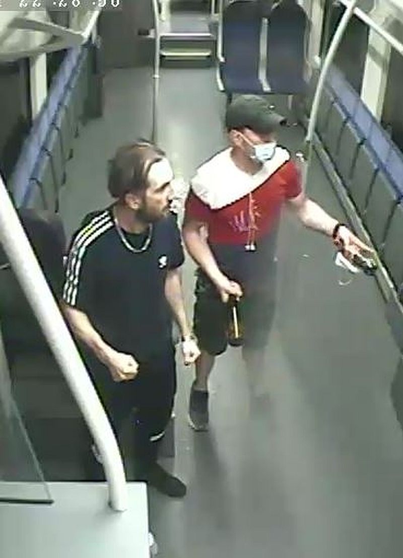Zwei Männer stehen in einer Bahn, einer mit geballten Fäusten.