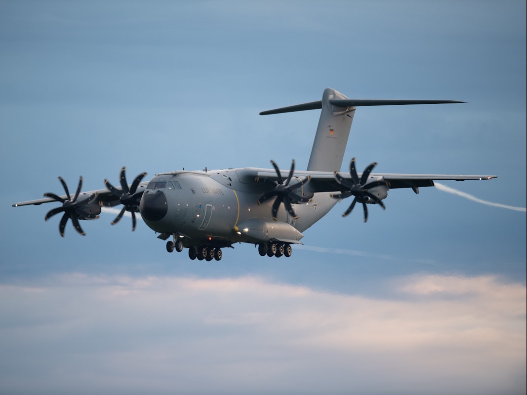 Das Transportflugzeug A400M der Bundeswehr am 27. August 2021 im Landeanflug auf dem niedersächsischen Stützpunkt Wunstorf.