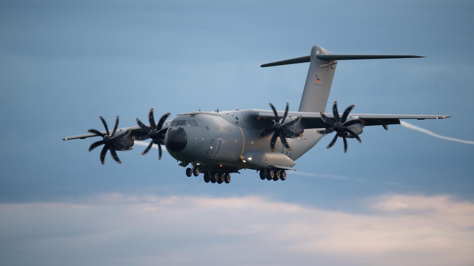 Das Transportflugzeug A400M der Bundeswehr am 27. August 2021 im Landeanflug auf dem niedersächsischen Stützpunkt Wunstorf.