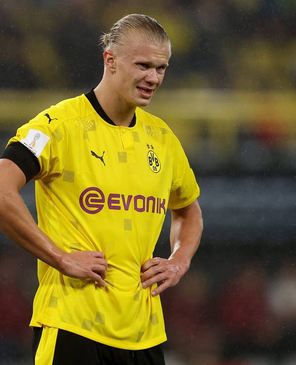 BVB-Stürmer Erling Haaland stemmt seine Hände in die Hüfte.