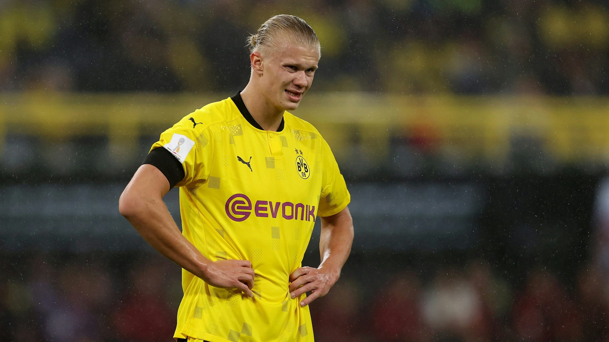 BVB-Stürmer Erling Haaland stemmt seine Hände in die Hüfte.