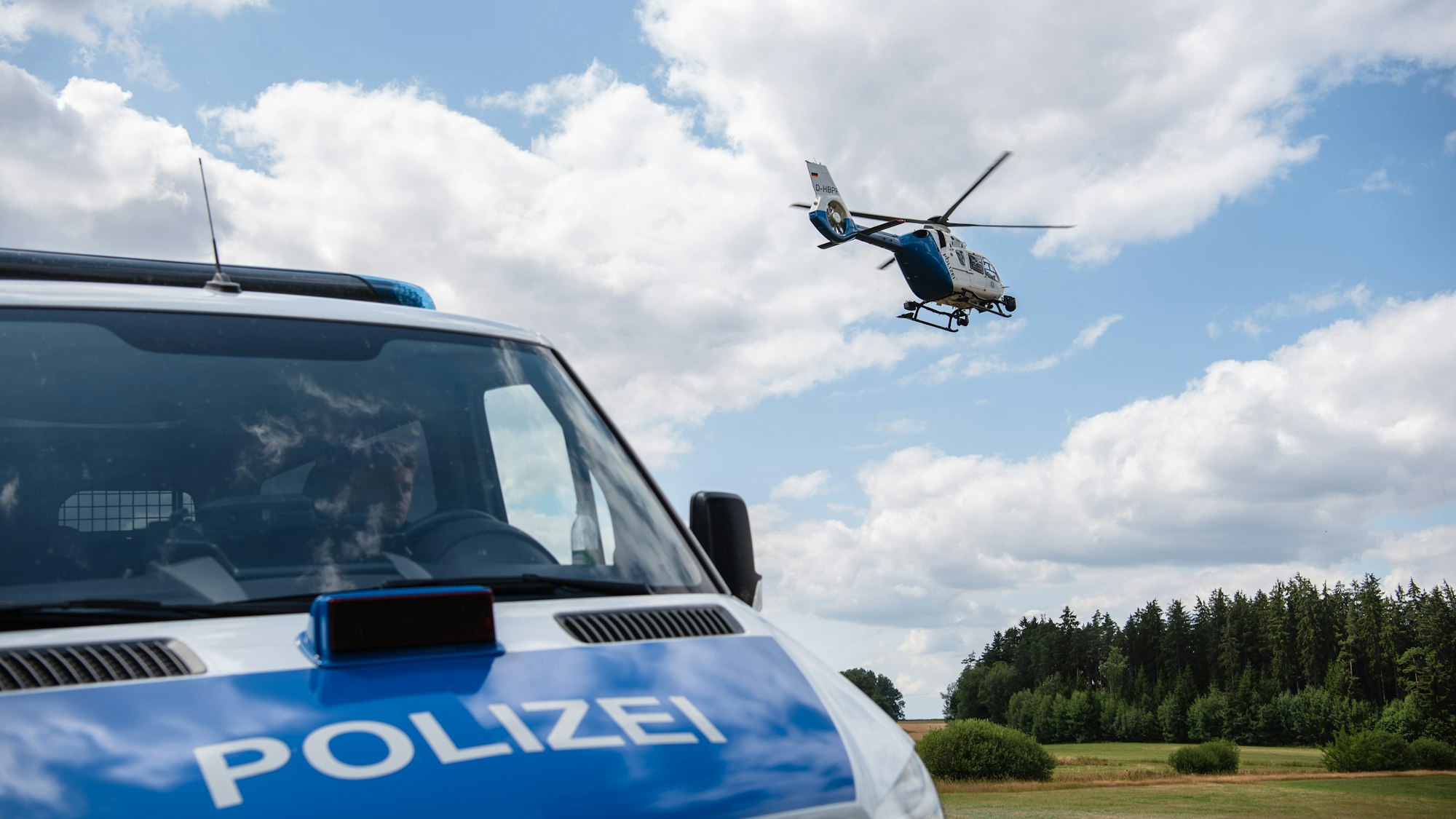 Nach dem Fund von Leichenteilen auf einem Feld hat die Polizei mit einem Hubschrauber (hier ein Archivfoto aus Bayern) nach weiteren Spuren gesucht.