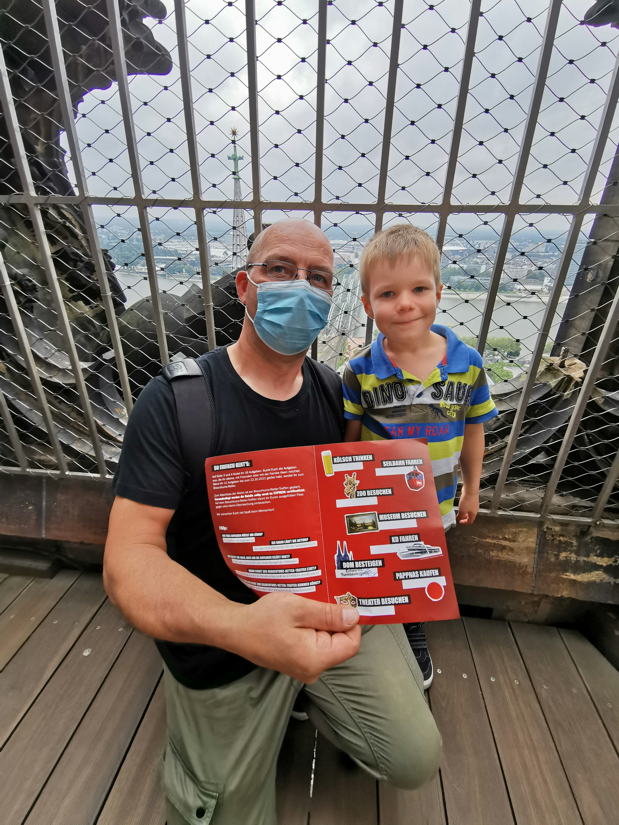 Dirk und Sohn Erik halten den Brauchtums-Pass in die Kamera.