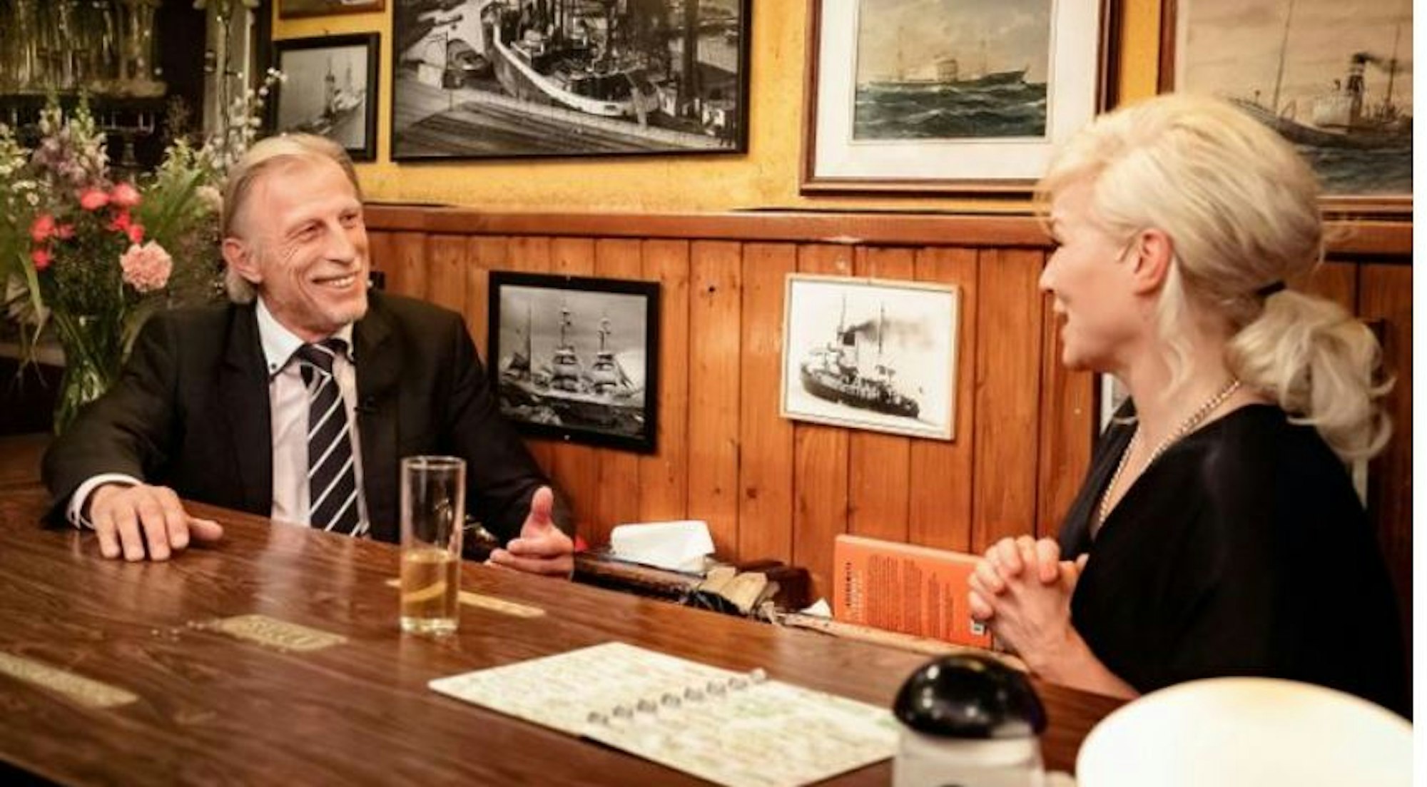 Christoph Daum berichtete bei Ina Müller am 26.8.21 gut gelaunt über Erfolge, Misserfolge und seine Jugend im Ruhrgebiet.
© NDR / Morris Mac Matzen