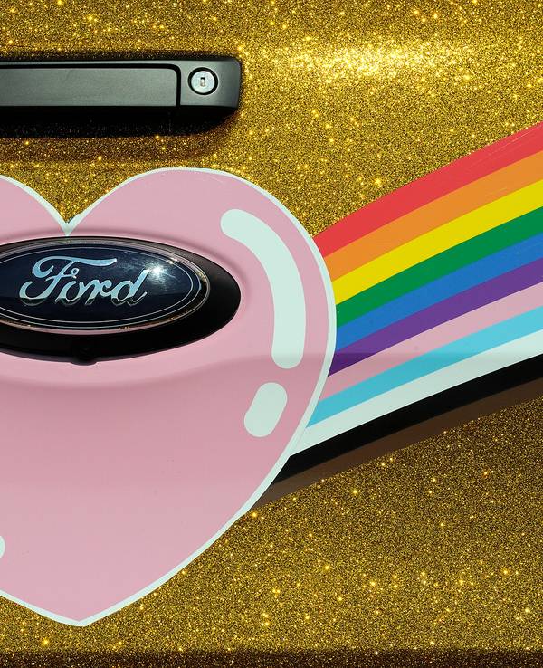 Das Heck des Ford „Very Gay Raptor“ in Regenbogenfarben, Goldstaub und mit Herz um das Ford-Logo.