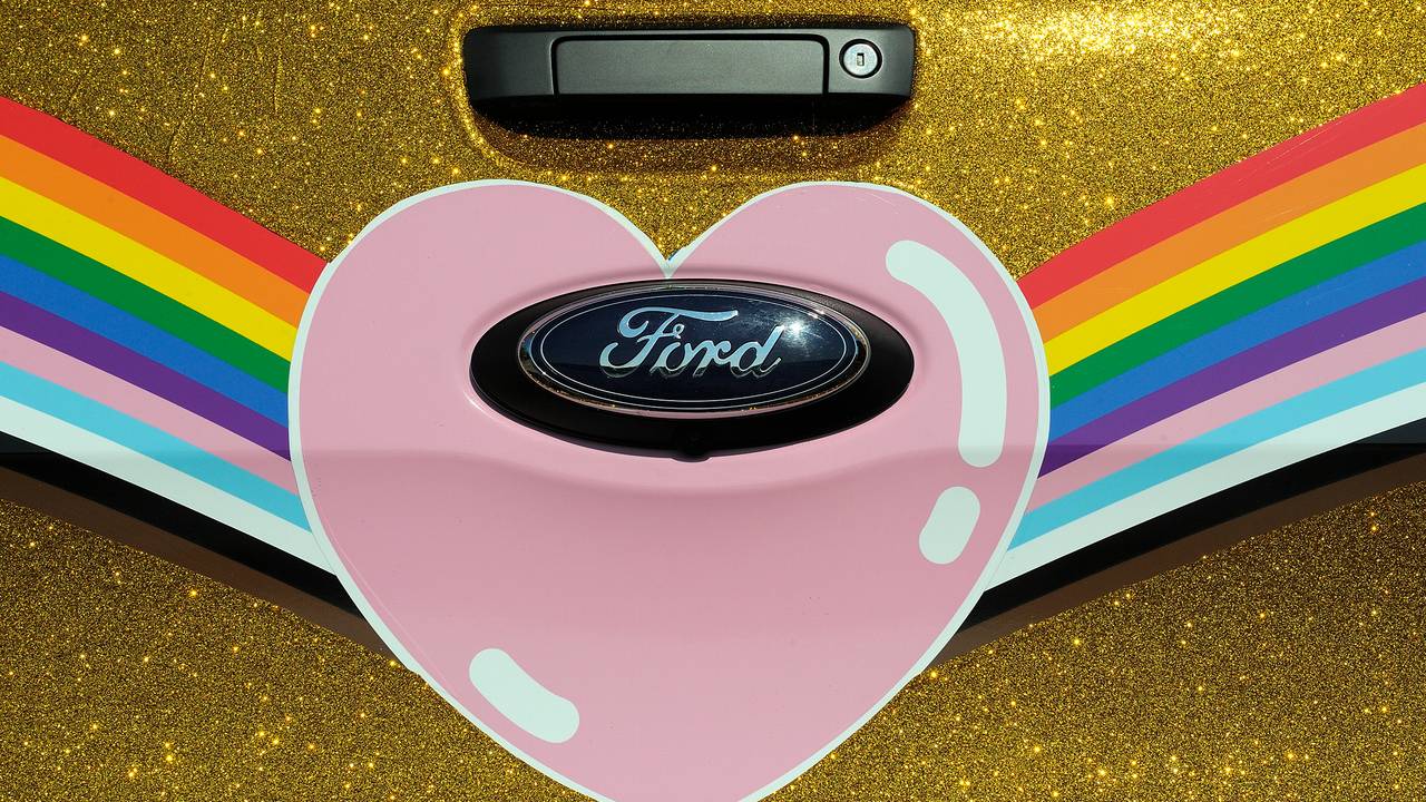 Das Heck des Ford „Very Gay Raptor“ in Regenbogenfarben, Goldstaub und mit Herz um das Ford-Logo.