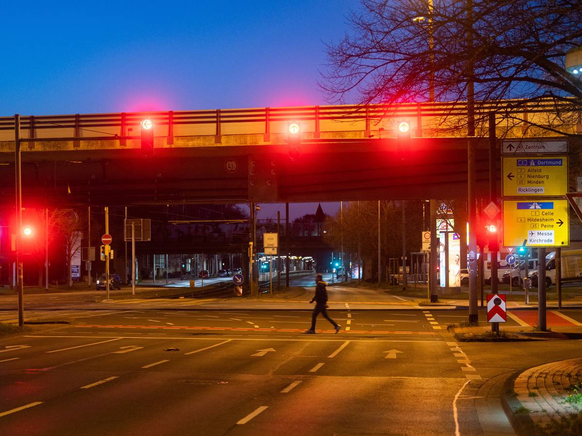 Rote Ampeln auf einer leeren Straße.