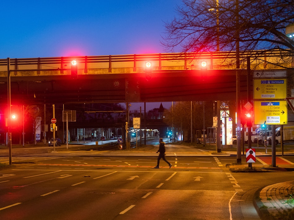Rote Ampeln auf einer leeren Straße.
