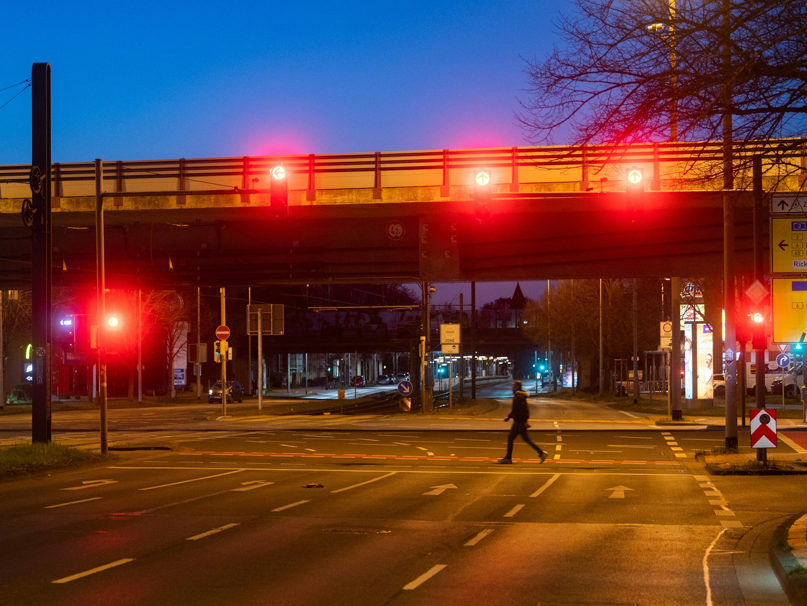 Rote Ampeln auf einer leeren Straße.