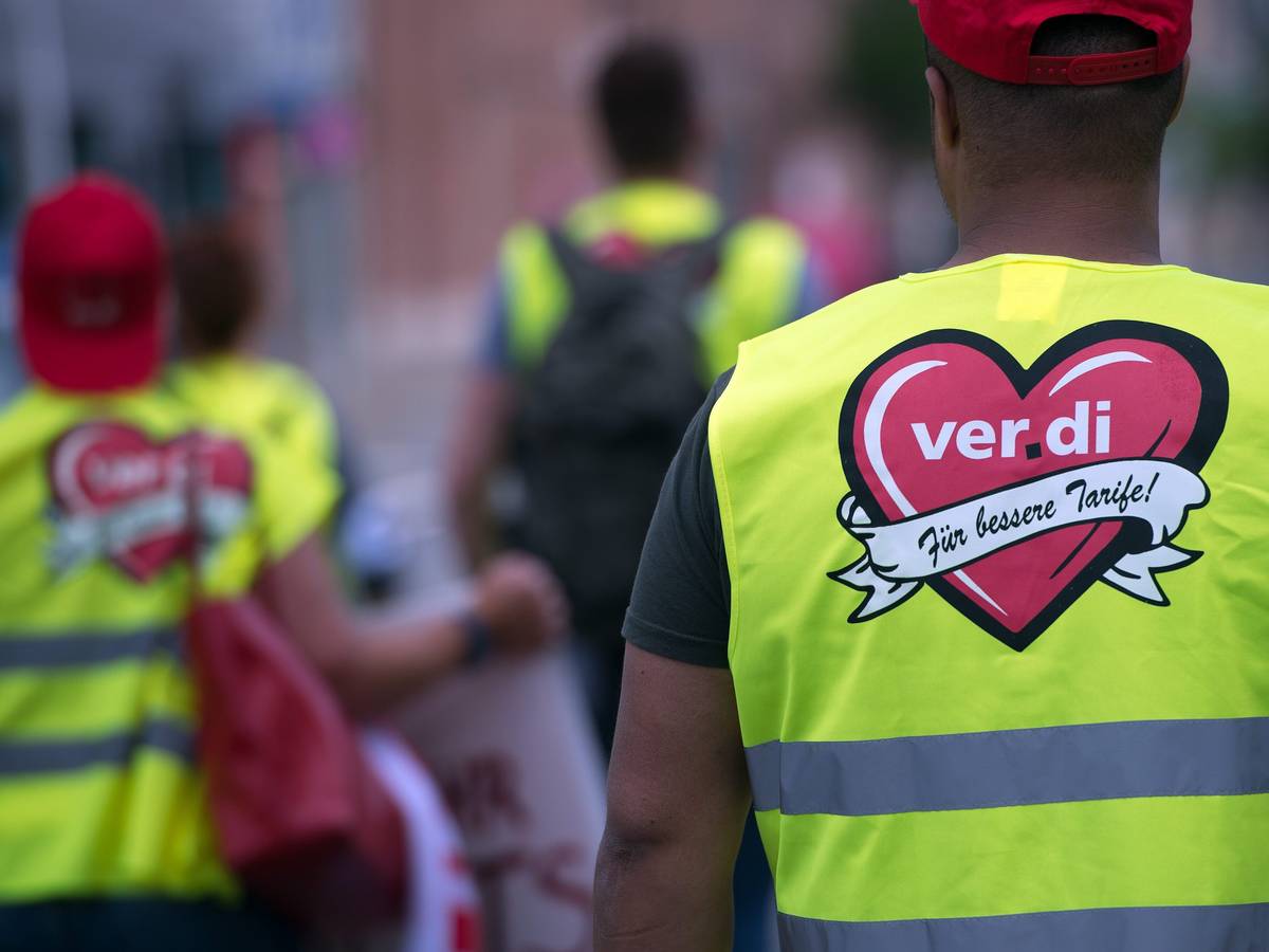 Verdi will mit Warnstreiks (hier Mitarbeiter in Düsseldorf) Druck machen im Tarifstreit.