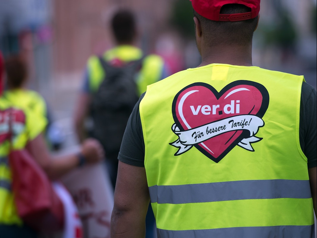 Verdi will mit Warnstreiks (hier Mitarbeiter in Düsseldorf) Druck machen im Tarifstreit.