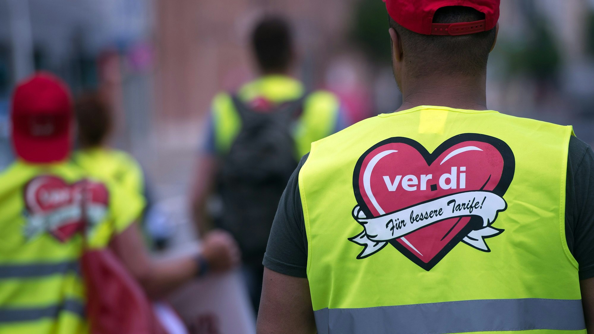 Verdi will mit Warnstreiks (hier Mitarbeiter in Düsseldorf) Druck machen im Tarifstreit.