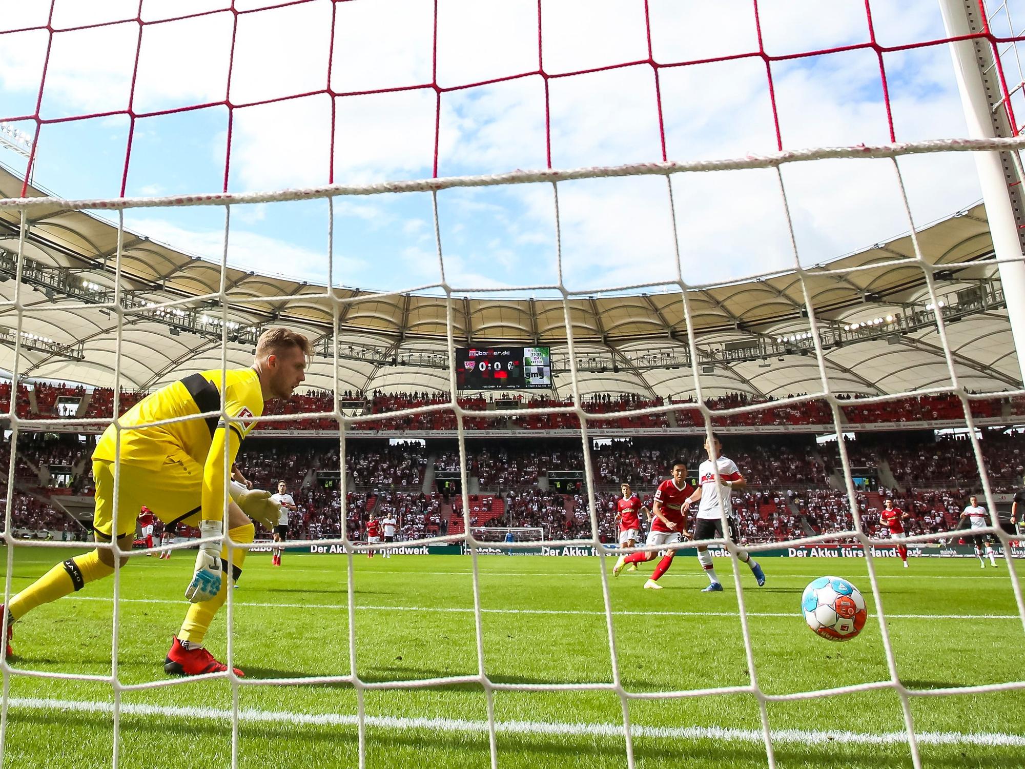 3. Spieltag in der Mercedes-Benz-Arena. Freiburgs Woo-yeong Jeong (2.v.r) trifft gegen Stuttgarts Torwart Florian Müller (l).
