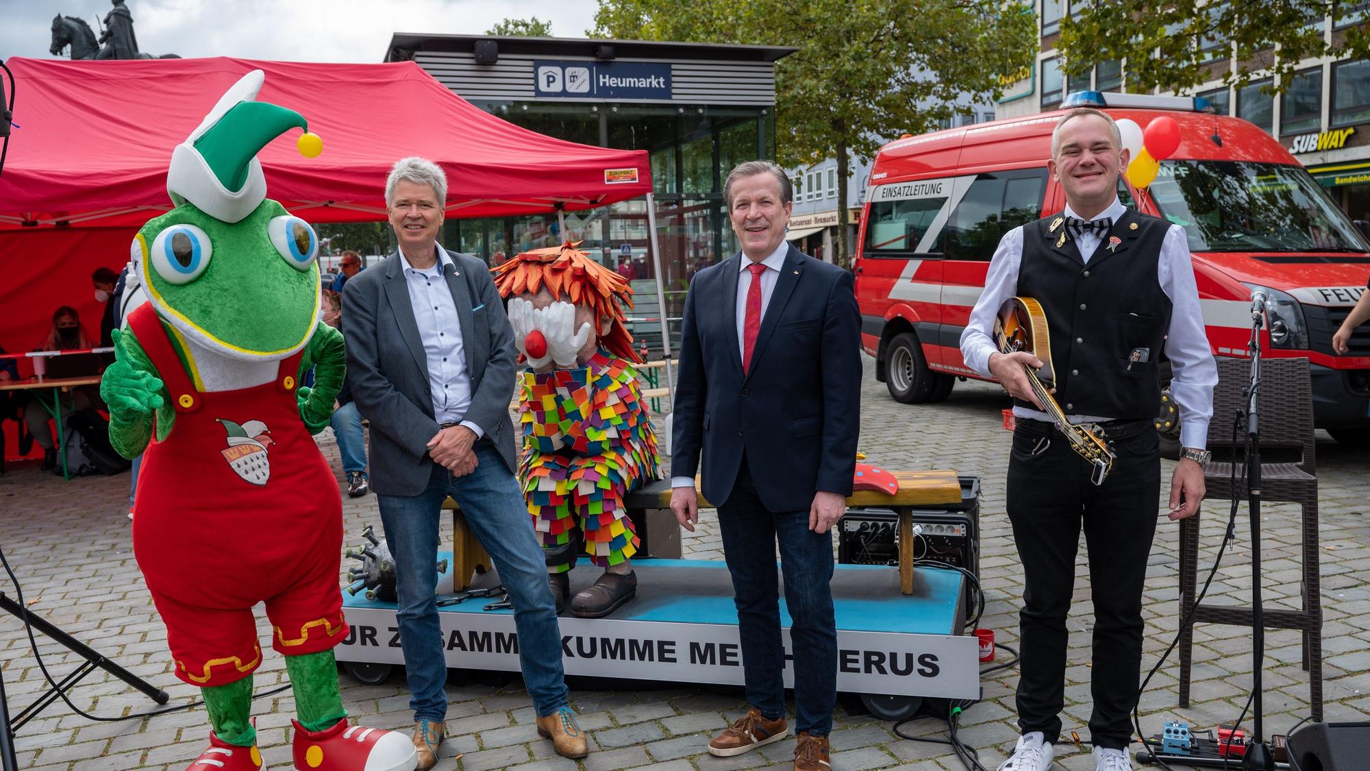 Kölner Heumarkt: Das Festkomitee Kölner Karneval hat unter dem Motto "Loss mer impfe!" eine Impfaktion auf dem Heumarkt organisiert.