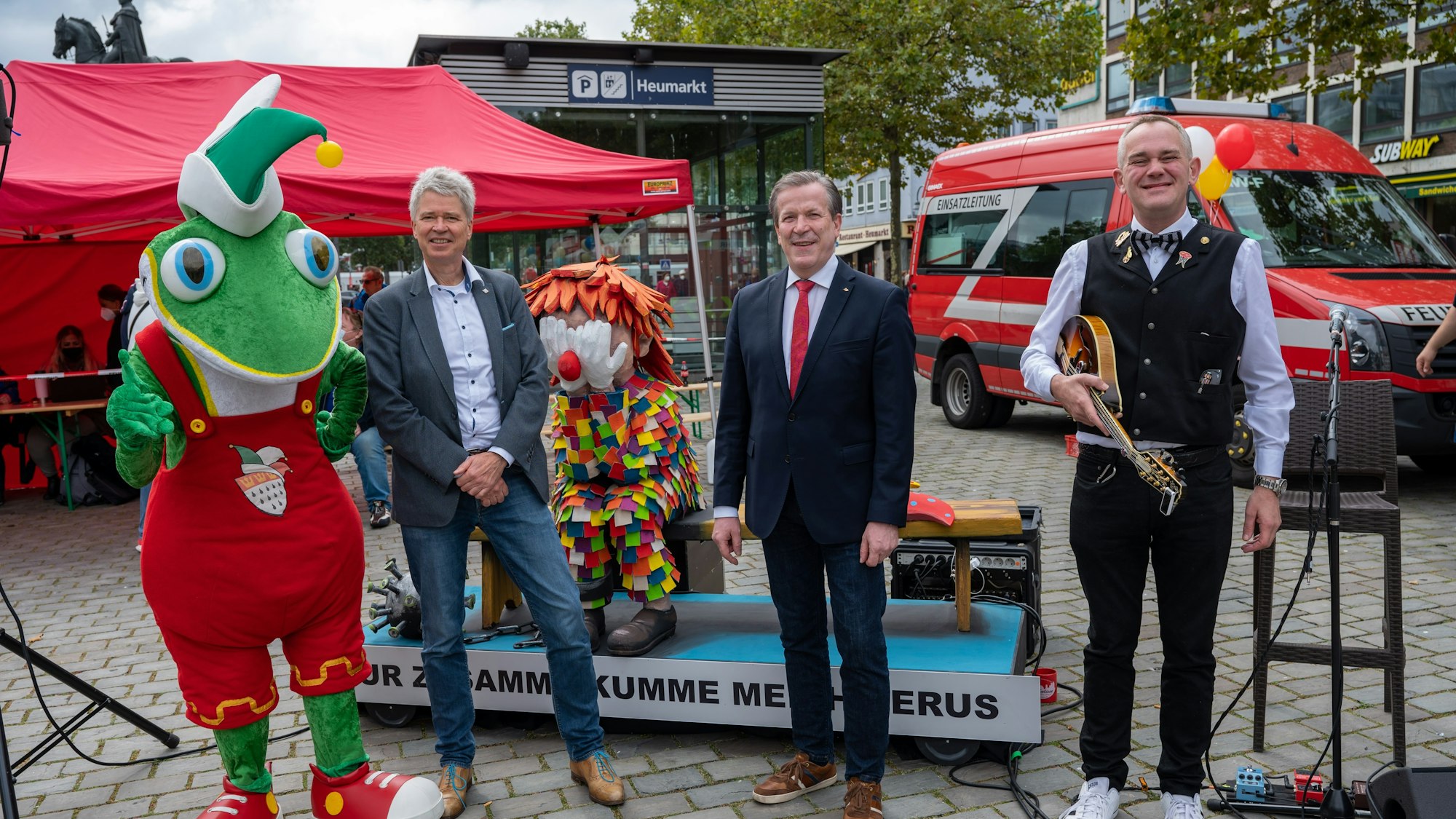 Kölner Heumarkt: Das Festkomitee Kölner Karneval hat unter dem Motto "Loss mer impfe!" eine Impfaktion auf dem Heumarkt organisiert.