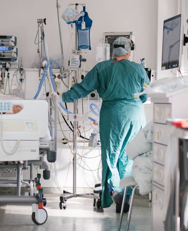 Eine Intensivpflegerin versorgt Ende April auf der Intensivstation in Braunschweig einen an Covid-19 erkrankten Patienten. Die Diskussion um neue Richtwerte neben einer Sieben-Tage-Inzidenz ist in vollem Gange.