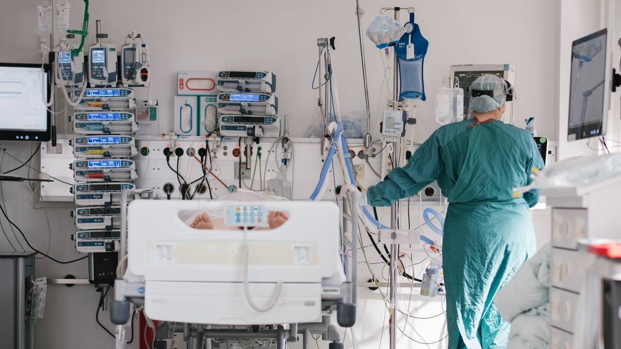 Eine Intensivpflegerin versorgt Ende April auf der Intensivstation in Braunschweig einen an Covid-19 erkrankten Patienten. Die Diskussion um neue Richtwerte neben einer Sieben-Tage-Inzidenz ist in vollem Gange.