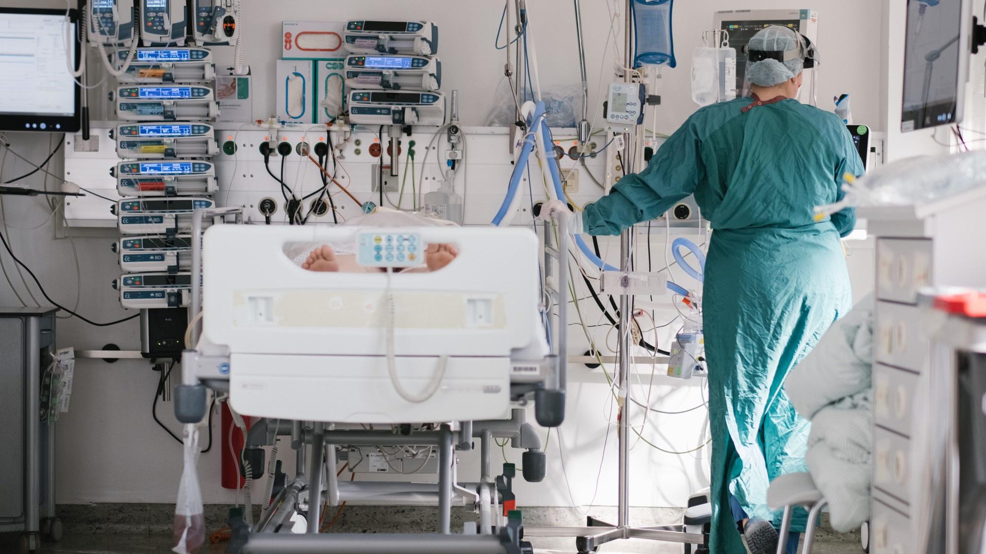 Eine Intensivpflegerin versorgt Ende April auf der Intensivstation in Braunschweig einen an Covid-19 erkrankten Patienten. Die Diskussion um neue Richtwerte neben einer Sieben-Tage-Inzidenz ist in vollem Gange.