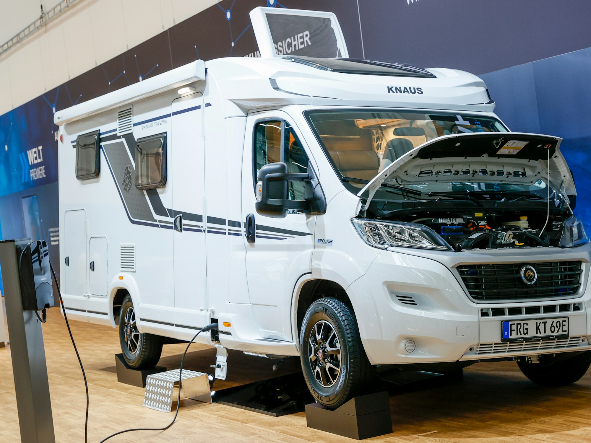 Sssssst: Rein elektrisch soll der Knaus Van Ti 650 MEG E.Power Drive rund 90 Kilometer weit kommen. Es ist aber auch ein Generator an Bord, der die Batterie wieder auflädt und die Reichweite vergrößert.