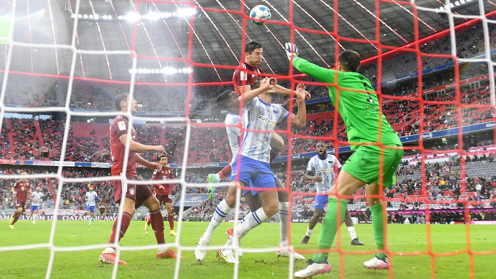 Robert Lewandowski köpft im Spiel zwischen Bayern München und Hertha BSC das 2:0.