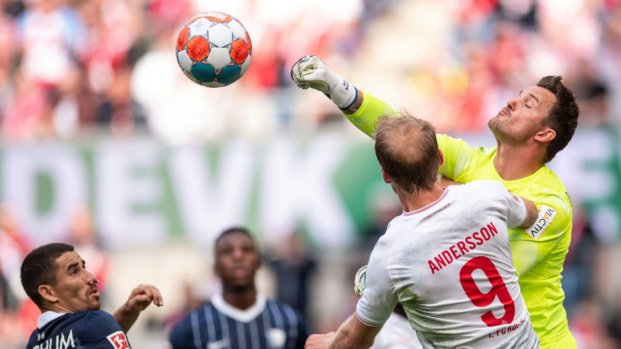 Bochums Torwart Manuel Riemann (r.) klärt einen Ball vor Kölns Sebastian Andersson.