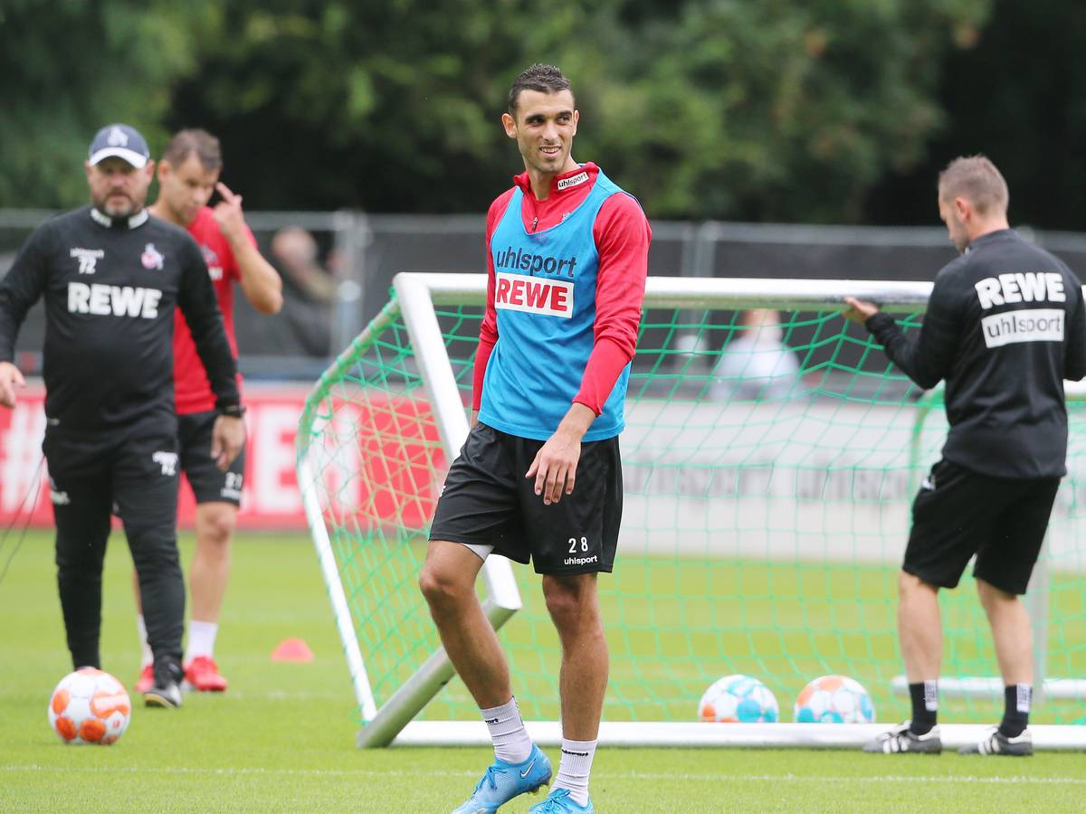 Ellyes Skhiri beim Training des 1. FC Köln, hinter ihm Trainer Steffen Baumgart