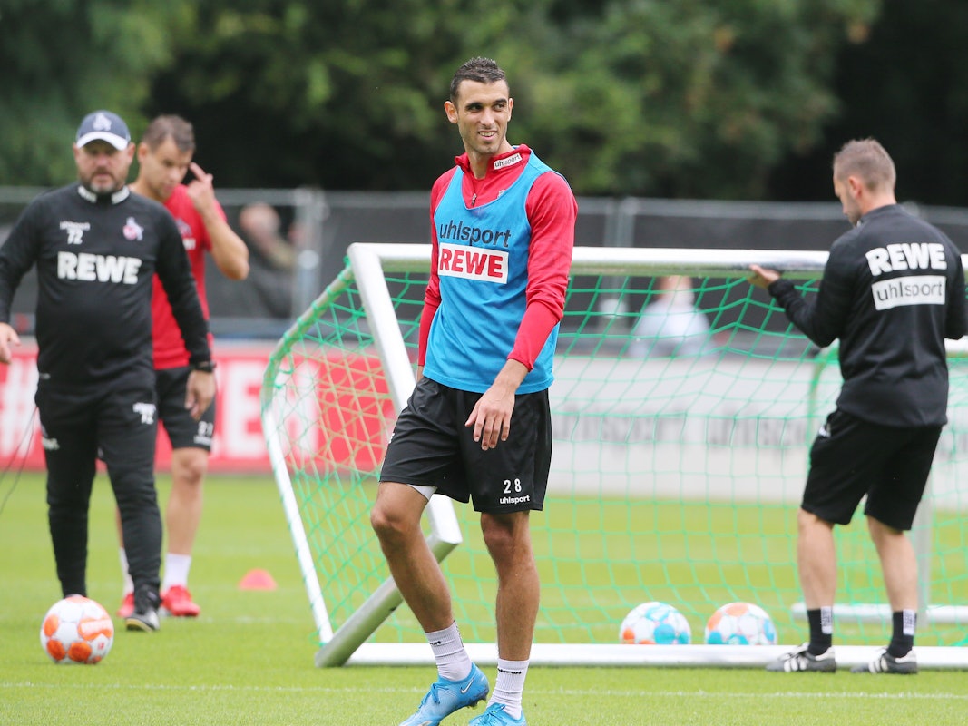 Ellyes Skhiri beim Training des 1. FC Köln, hinter ihm Trainer Steffen Baumgart