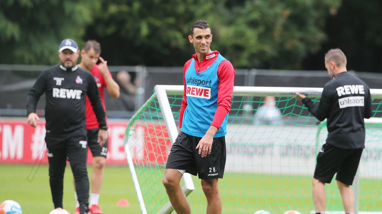 Ellyes Skhiri beim Training des 1. FC Köln, hinter ihm Trainer Steffen Baumgart