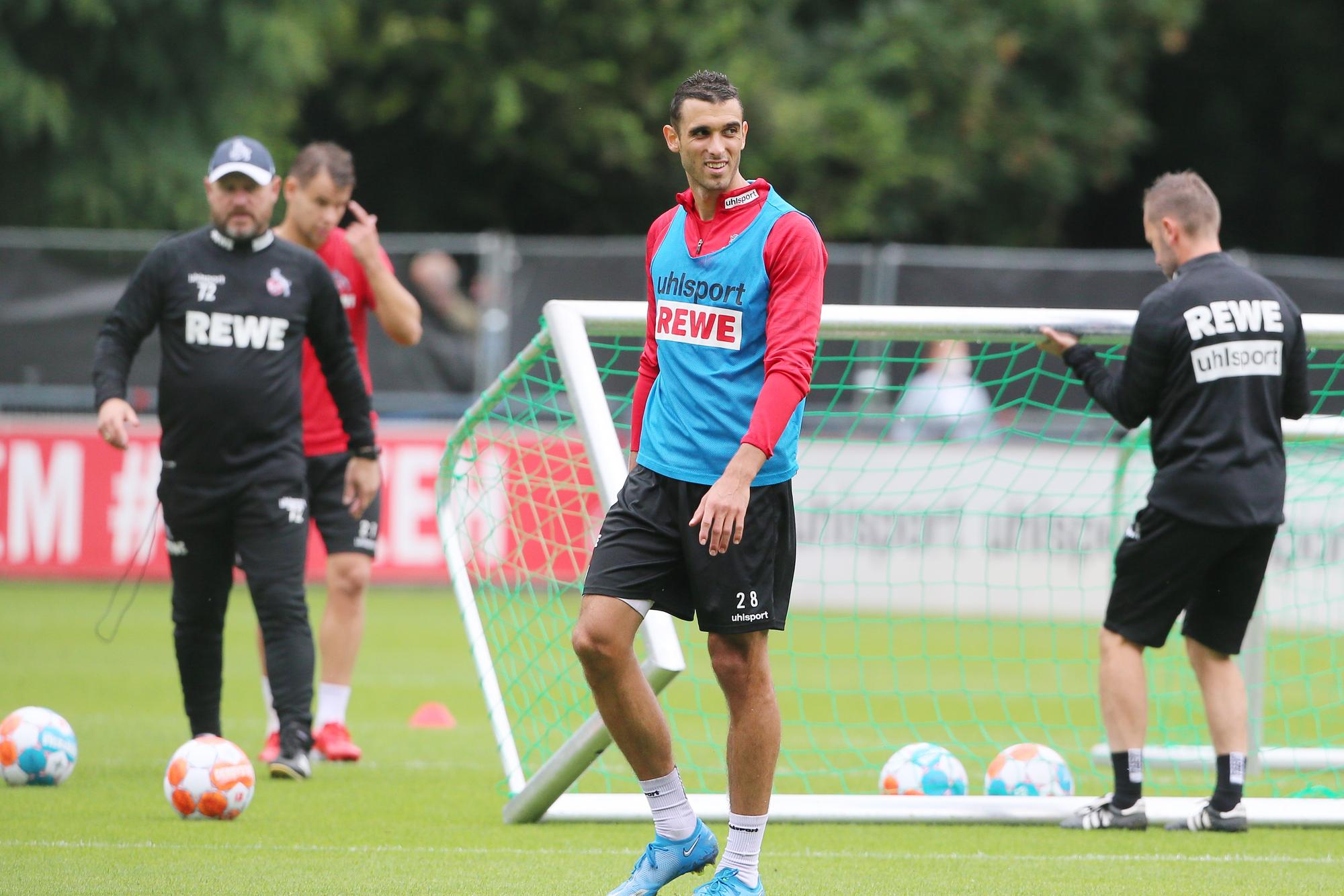 Ellyes Skhiri beim Training des 1. FC Köln, hinter ihm Trainer Steffen Baumgart
