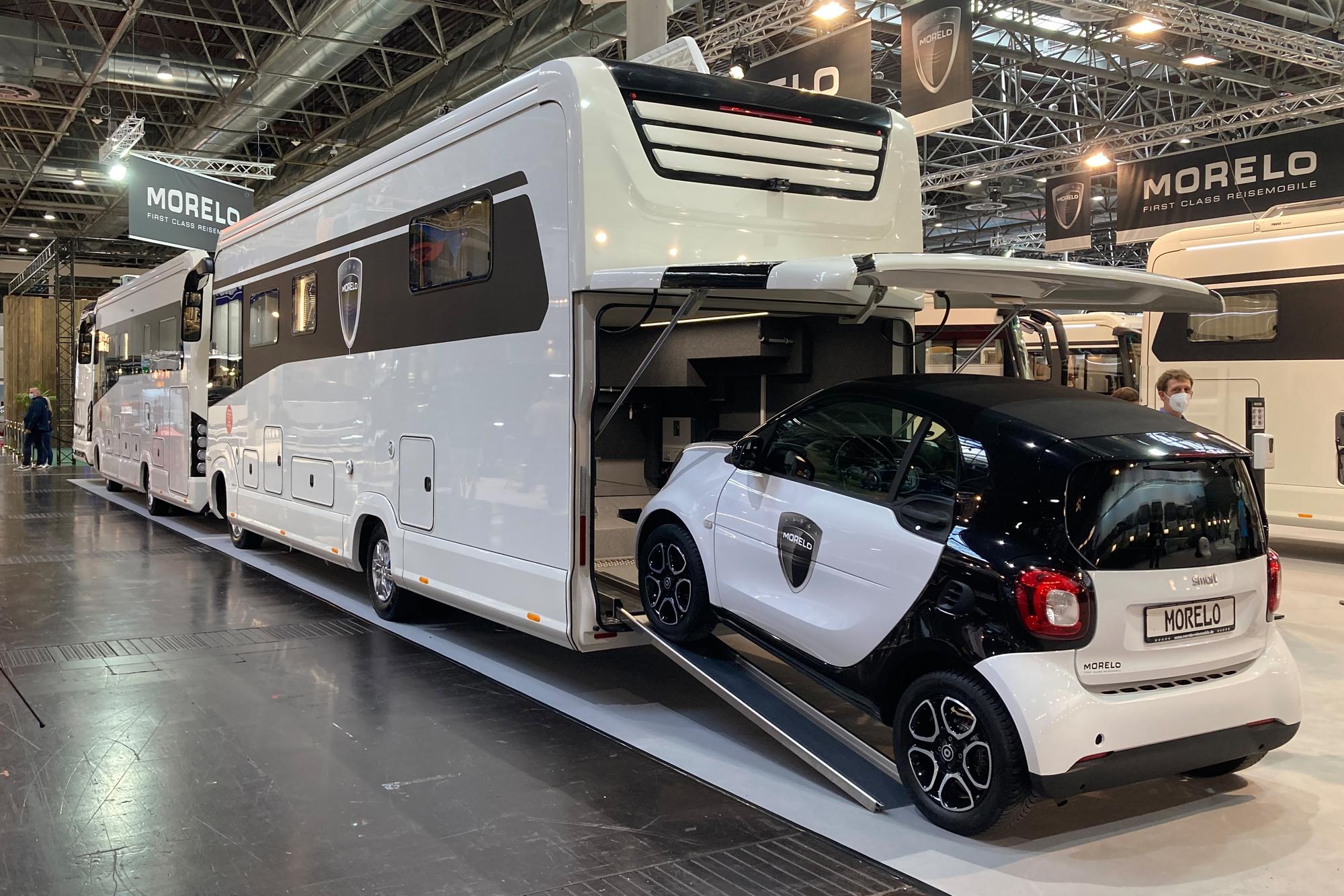Bei manchen Wohnmobilen wie dem „Palace 88G“ von Morelo können Camper ein kleines Auto mit an Bord nehmen.