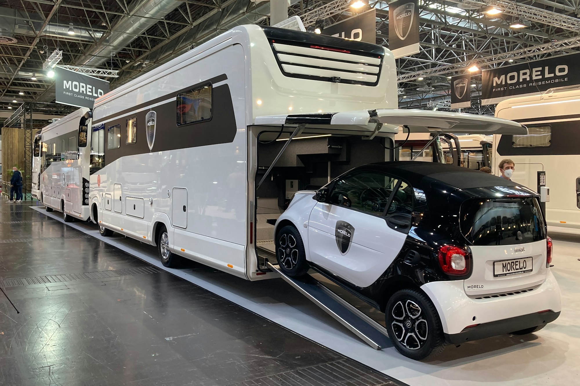 Bei manchen Wohnmobilen wie dem „Palace 88G“ von Morelo können Camper ein kleines Auto mit an Bord nehmen.