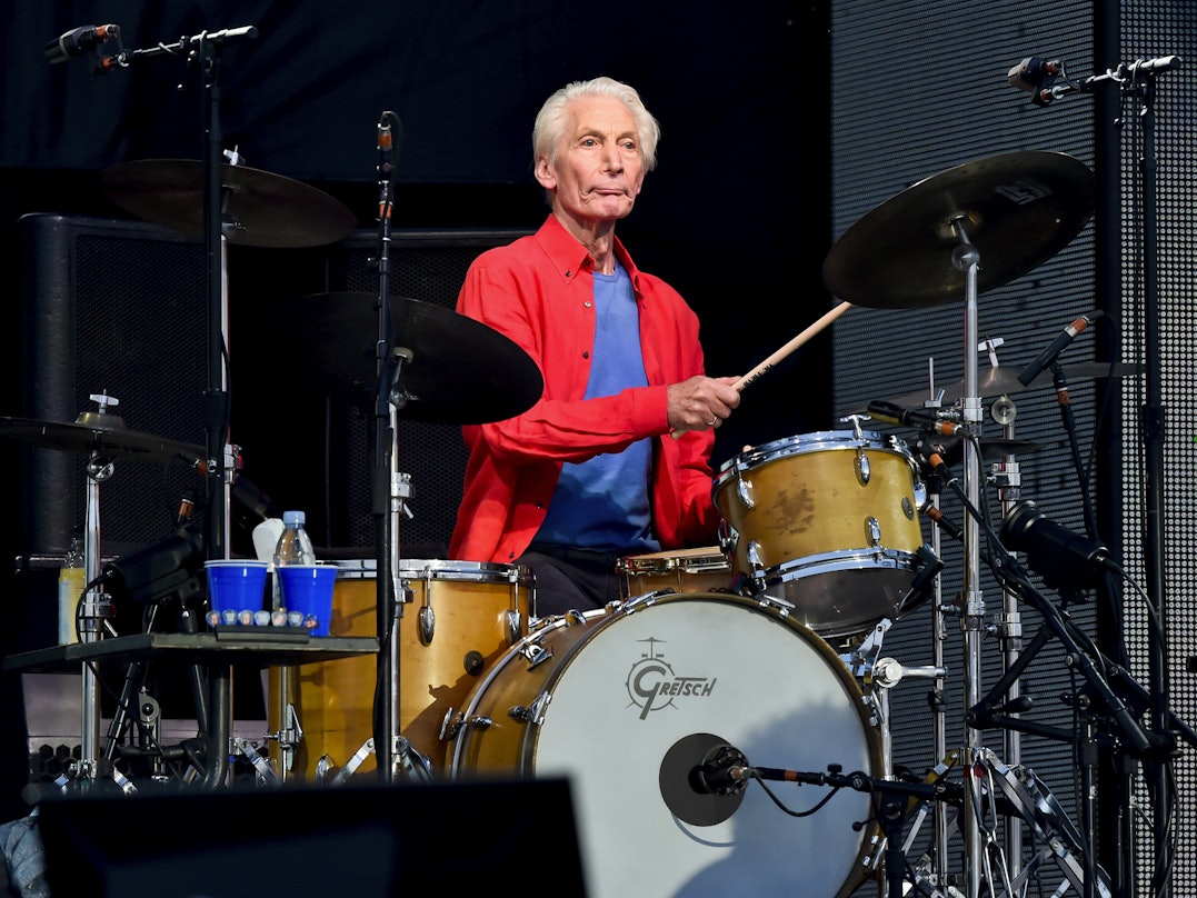 Der verstorbene Charlie Watts, Schlagzeuger der Band The Rolling Stones, gibt mit der Band ein Konzert auf dem Flugplatz Letnany.