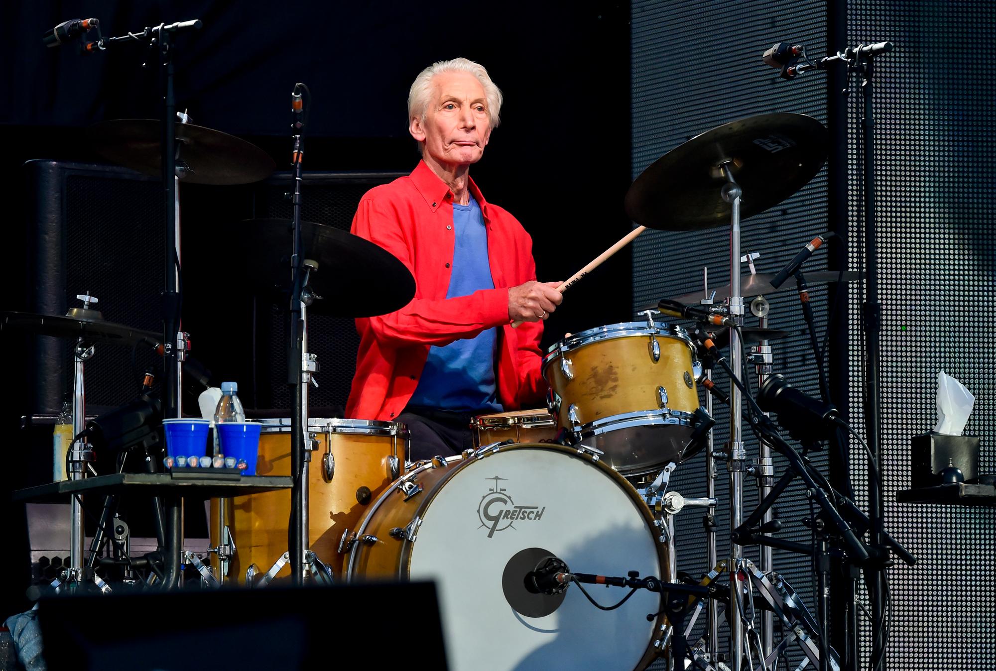Der verstorbene Charlie Watts, Schlagzeuger der Band The Rolling Stones, gibt mit der Band ein Konzert auf dem Flugplatz Letnany.