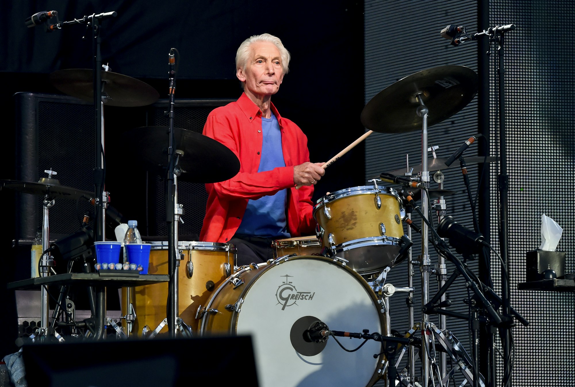 Der verstorbene Charlie Watts, Schlagzeuger der Band The Rolling Stones, gibt mit der Band ein Konzert auf dem Flugplatz Letnany.
