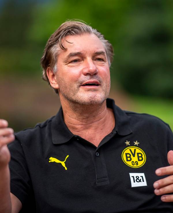 BVB-Sportdirektor Michael Zorc gestikuliert während eines Interviews.