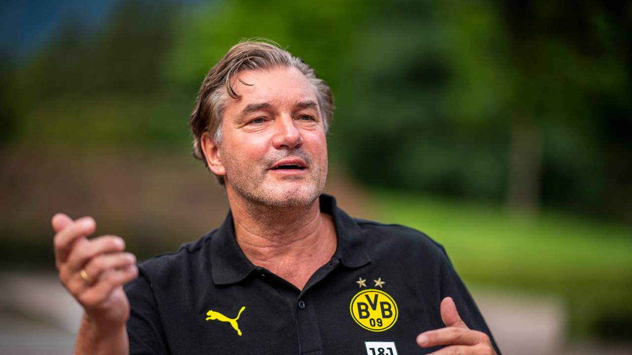 BVB-Sportdirektor Michael Zorc gestikuliert während eines Interviews.