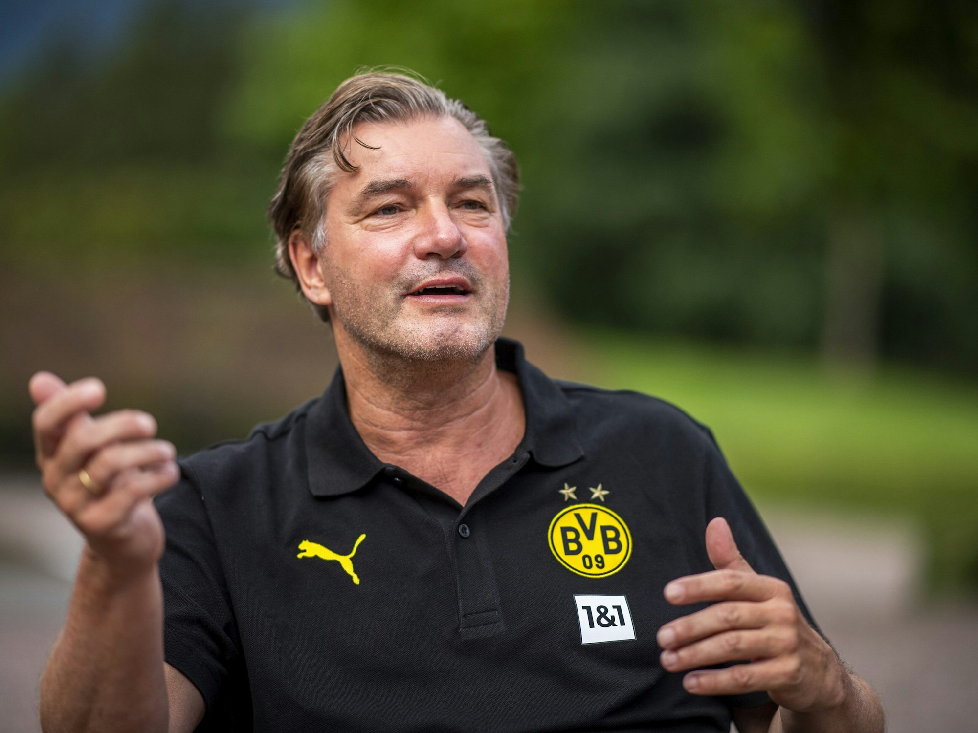 BVB-Sportdirektor Michael Zorc gestikuliert während eines Interviews.
