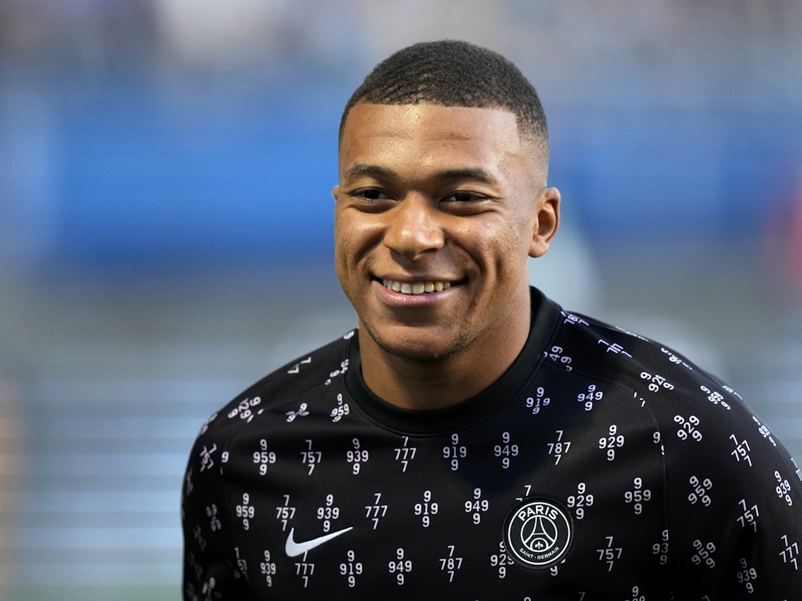 Fußball: Frankreich, Ligue 1, 1. Spieltag, ES Troyes AC - Paris Saint-Germain. Kylian Mbappe von Paris lächelt beim Aufwärmen. (zu dpa-Meldung Medien: 160-Millionen-Angebot von Real Madrid an PSG für Mbappé) +++ dpa-Bildfunk +++