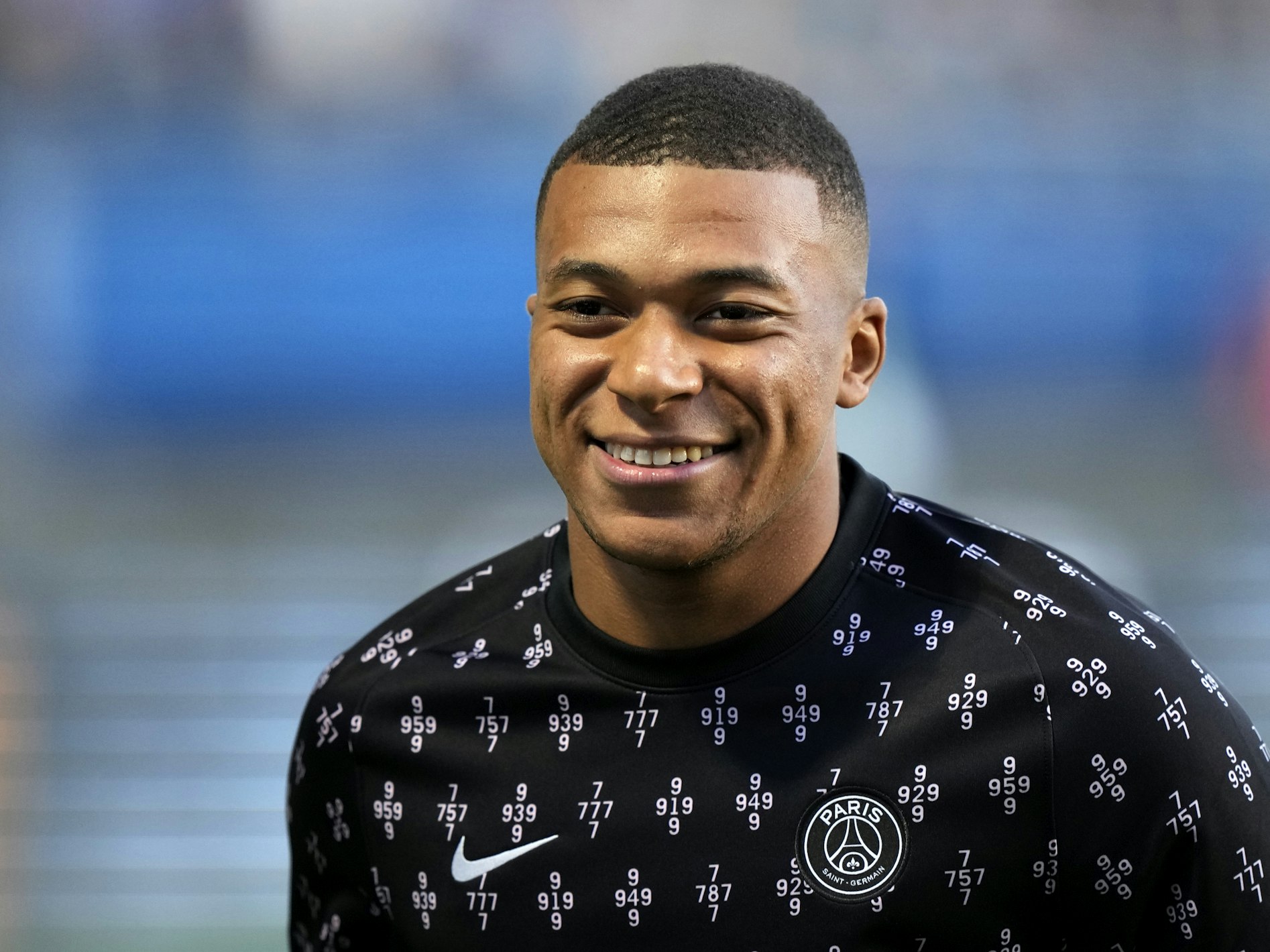 Fußball: Frankreich, Ligue 1, 1. Spieltag, ES Troyes AC - Paris Saint-Germain. Kylian Mbappe von Paris lächelt beim Aufwärmen. (zu dpa-Meldung Medien: 160-Millionen-Angebot von Real Madrid an PSG für Mbappé) +++ dpa-Bildfunk +++