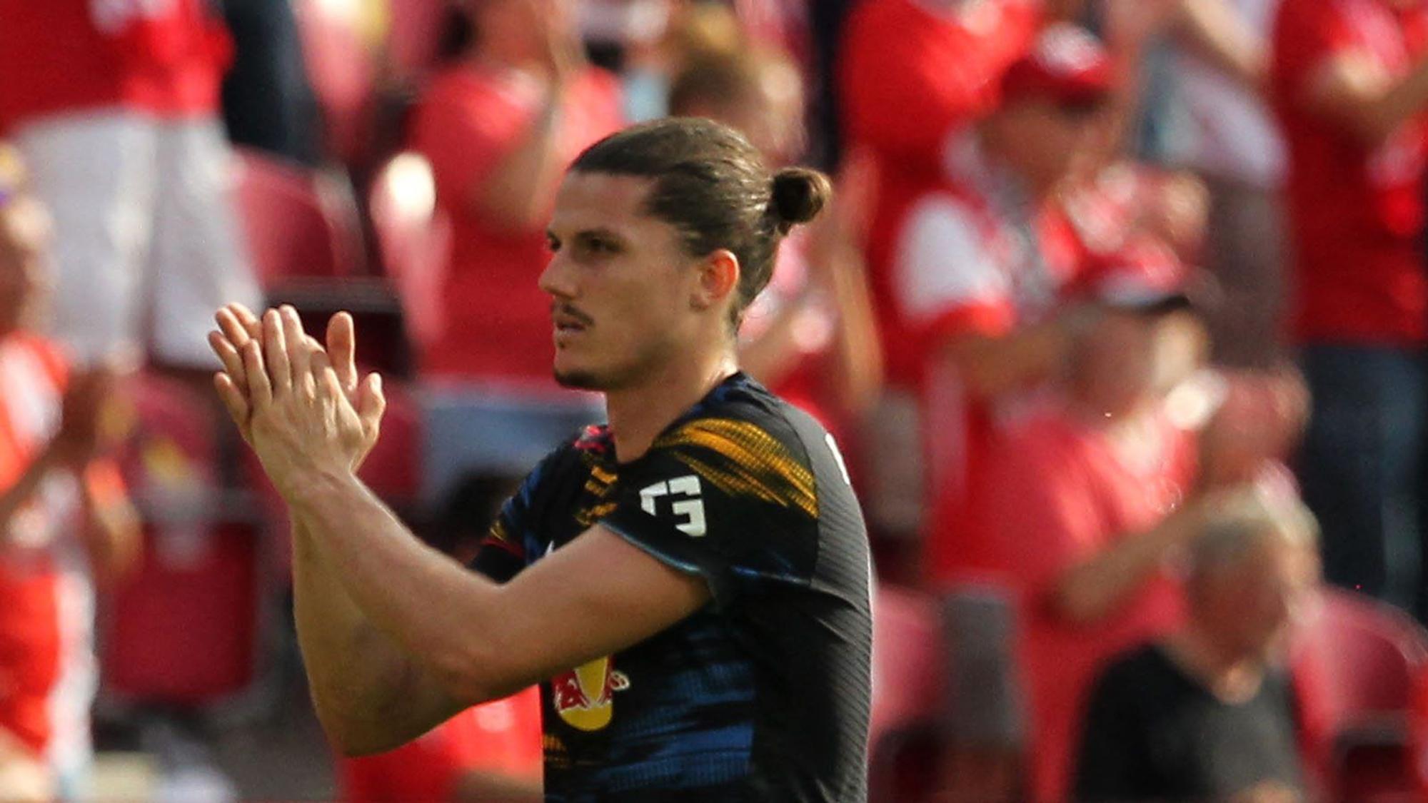 Marcel Sabitzer von RB Leipzig klatscht in die Hände.