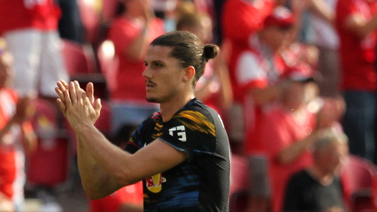 Marcel Sabitzer von RB Leipzig klatscht in die Hände.