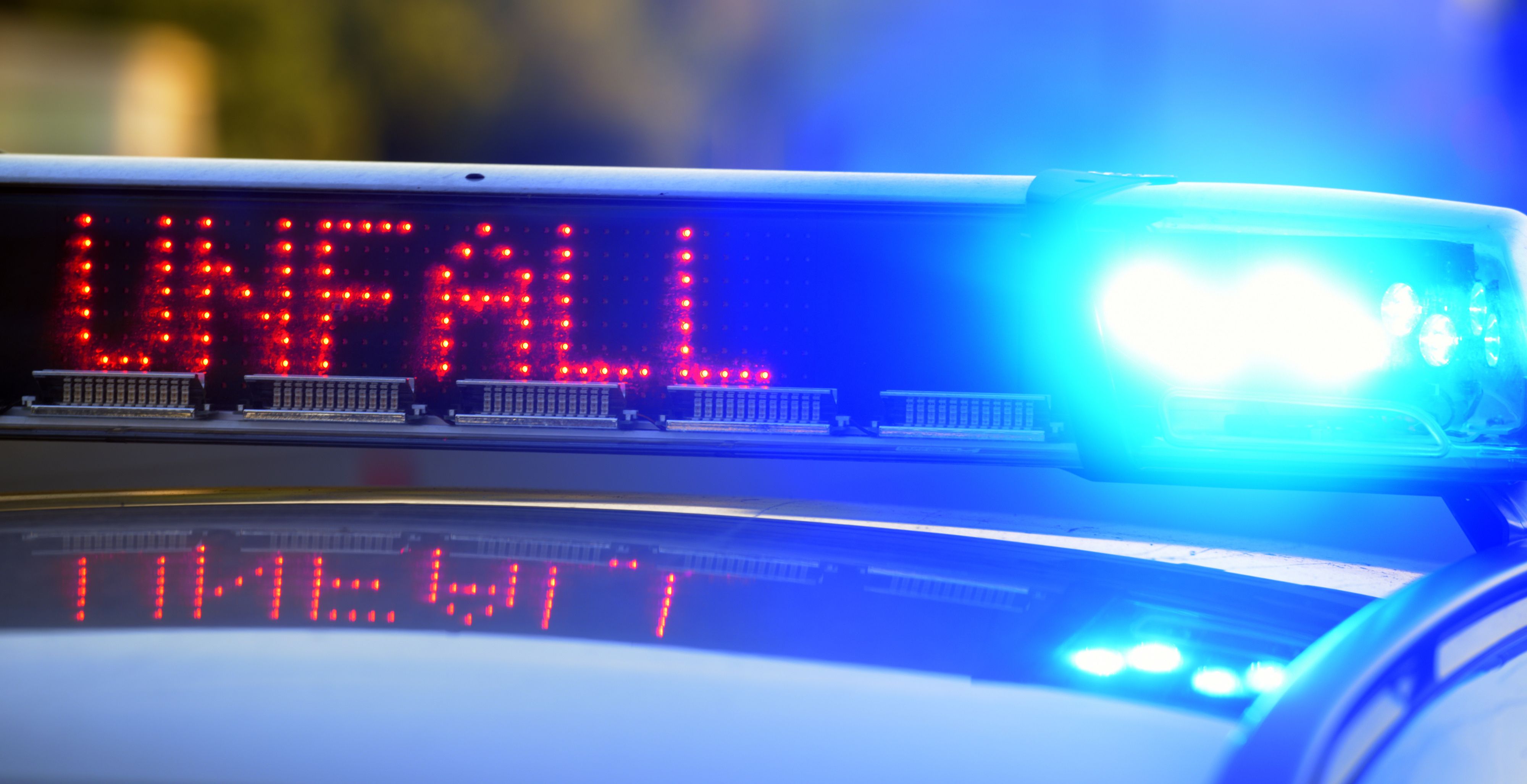 Ein Polizeifahrzeug warnt auf der Autobahn vor einer Unfallstelle.